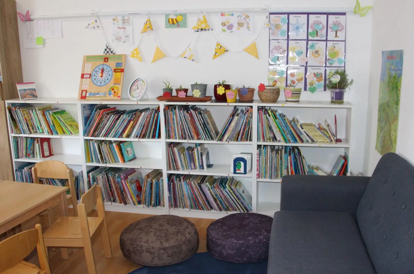 Cozy reading corner with bookshelves and floor cushions in a TIMS classroom